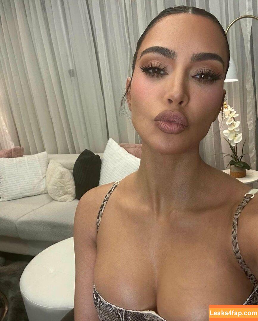 Kim Kardashian / https: / kimkadarshian / kimkardashian leaked photo photo #0524