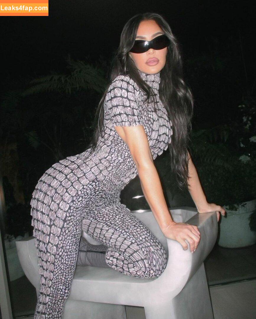 Kim Kardashian / https: / kimkadarshian / kimkardashian leaked photo photo #0573