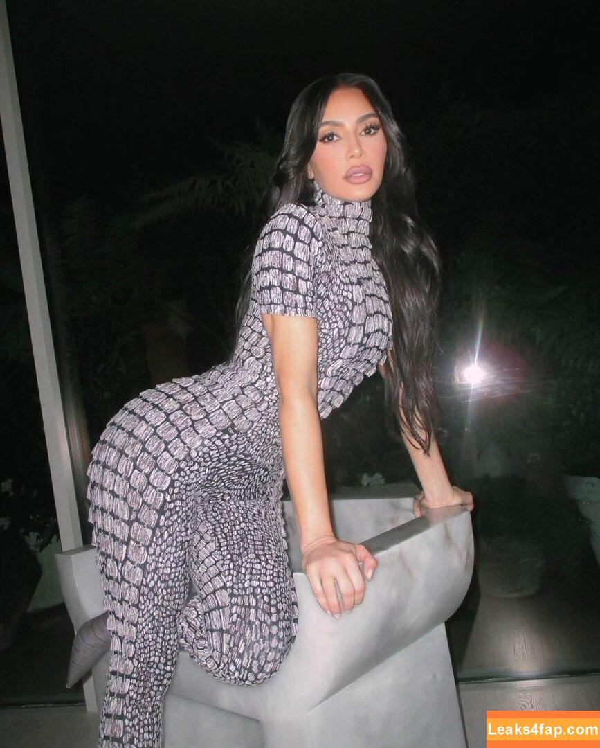 Kim Kardashian / https: / kimkadarshian / kimkardashian leaked photo photo #0575