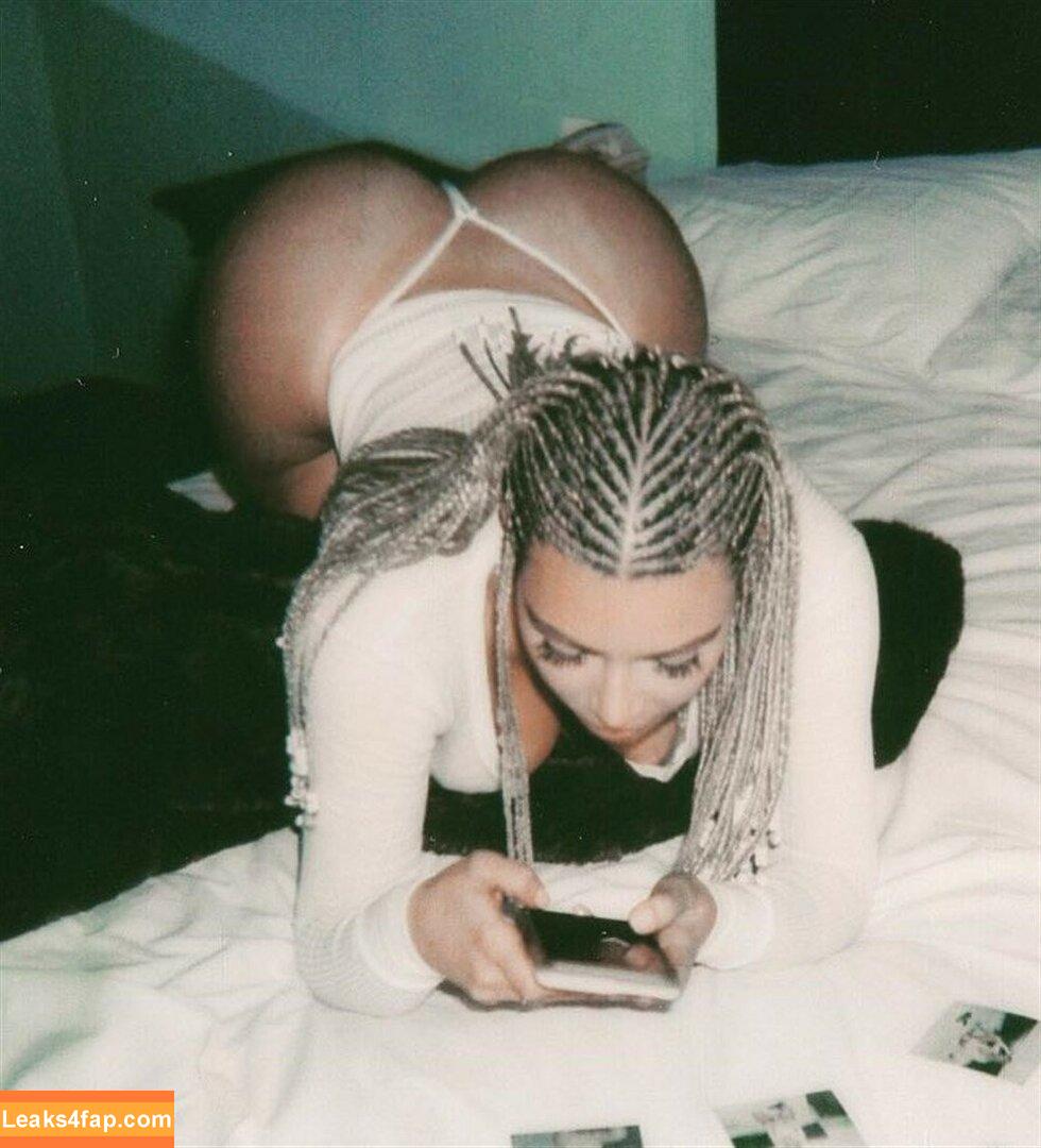 Kim Kardashian / https: / kimkadarshian / kimkardashian leaked photo photo #0594
