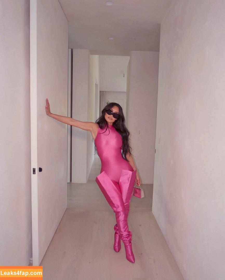 Kim Kardashian / https: / kimkadarshian / kimkardashian leaked photo photo #0656