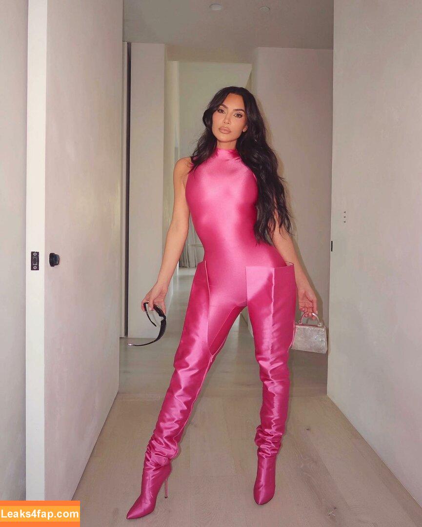 Kim Kardashian / https: / kimkadarshian / kimkardashian leaked photo photo #0659