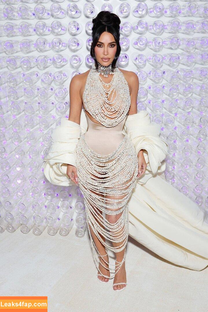 Kim Kardashian / https: / kimkadarshian / kimkardashian leaked photo photo #0663