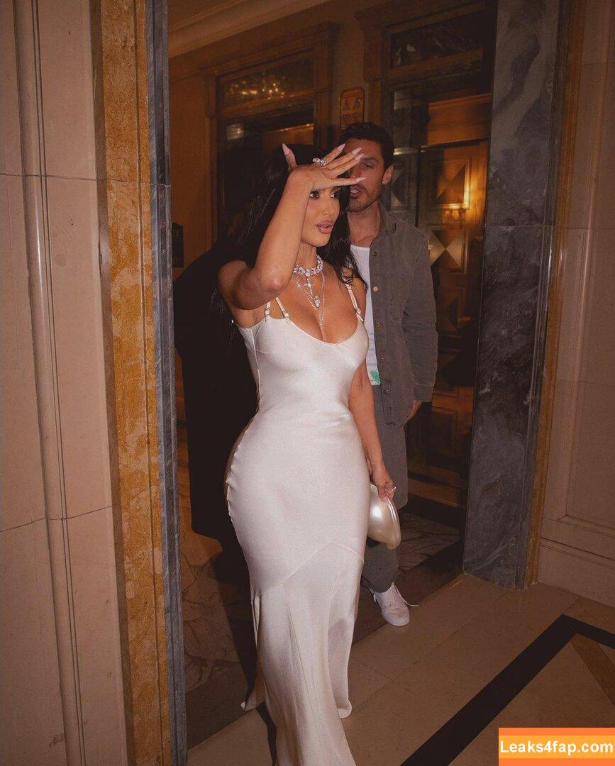 Kim Kardashian / https: / kimkadarshian / kimkardashian leaked photo photo #0685