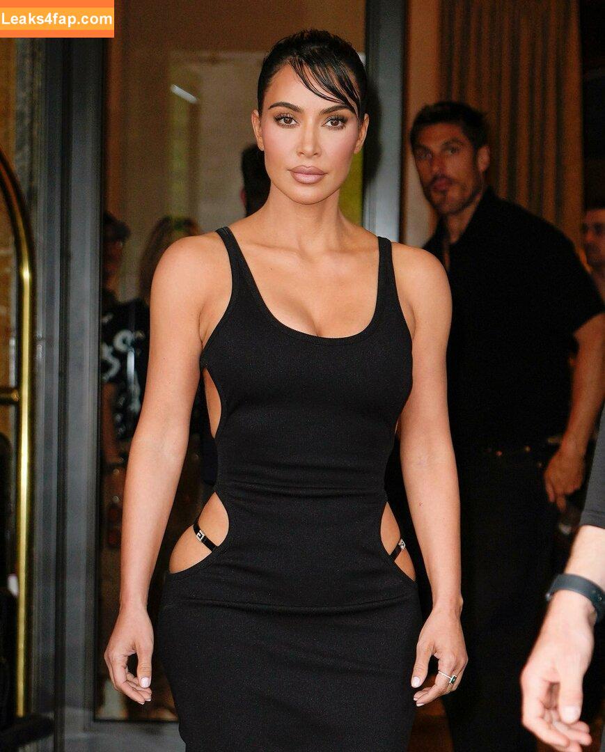 Kim Kardashian / https: / kimkadarshian / kimkardashian leaked photo photo #0696