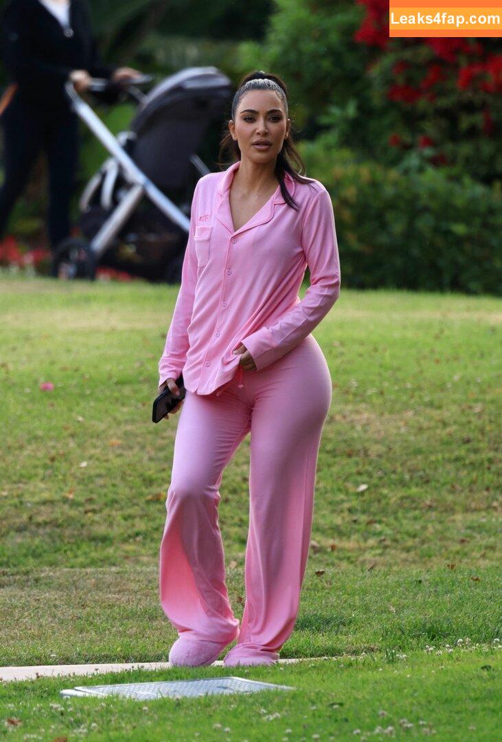 Kim Kardashian / https: / kimkadarshian / kimkardashian leaked photo photo #0700