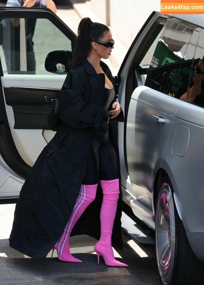 Kim Kardashian / https: / kimkadarshian / kimkardashian leaked photo photo #0705