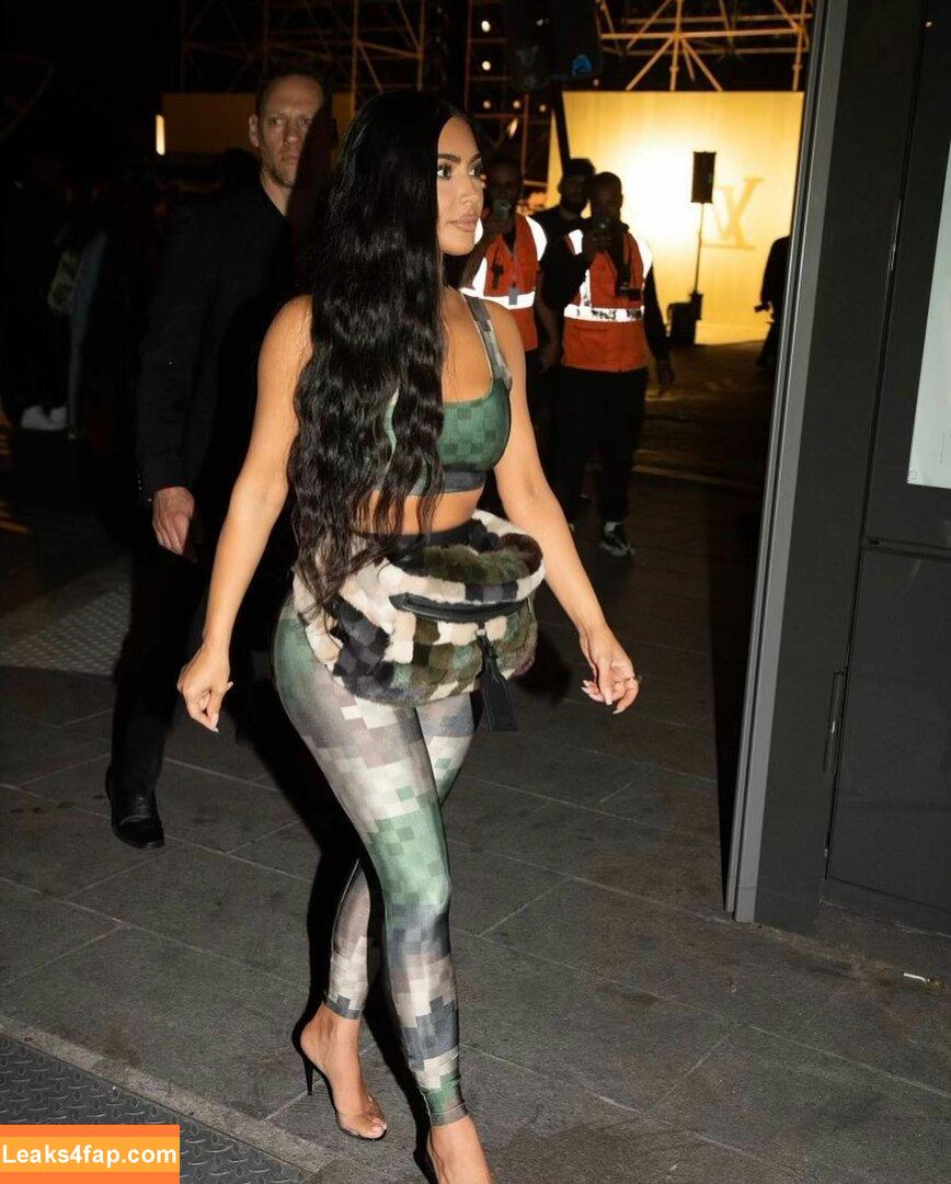 Kim Kardashian / https: / kimkadarshian / kimkardashian leaked photo photo #0713