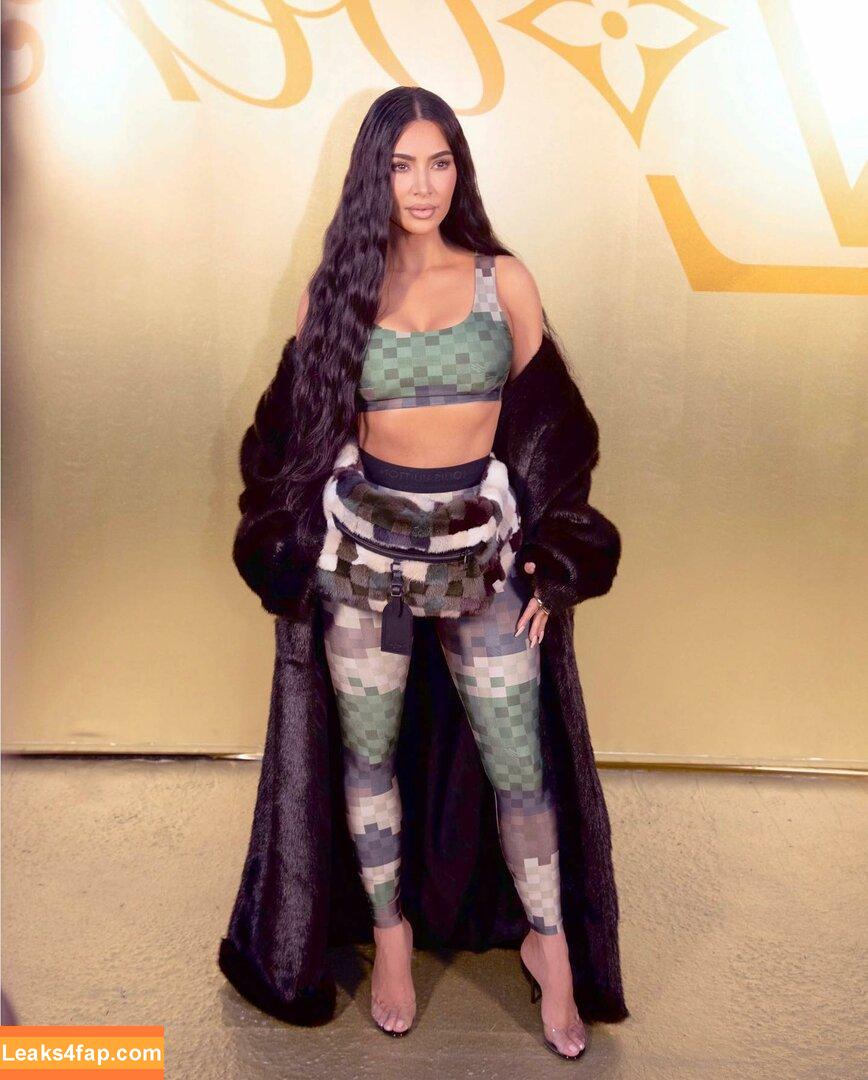 Kim Kardashian / https: / kimkadarshian / kimkardashian leaked photo photo #0716