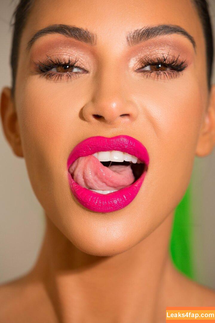 Kim Kardashian / https: / kimkadarshian / kimkardashian leaked photo photo #0735
