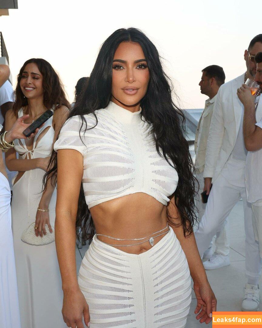 Kim Kardashian / https: / kimkadarshian / kimkardashian leaked photo photo #0749