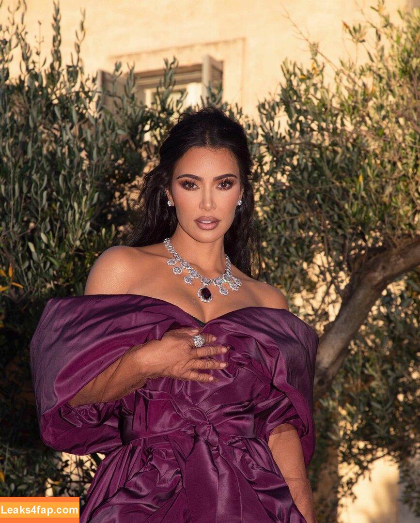 Kim Kardashian / https: / kimkadarshian / kimkardashian leaked photo photo #0795