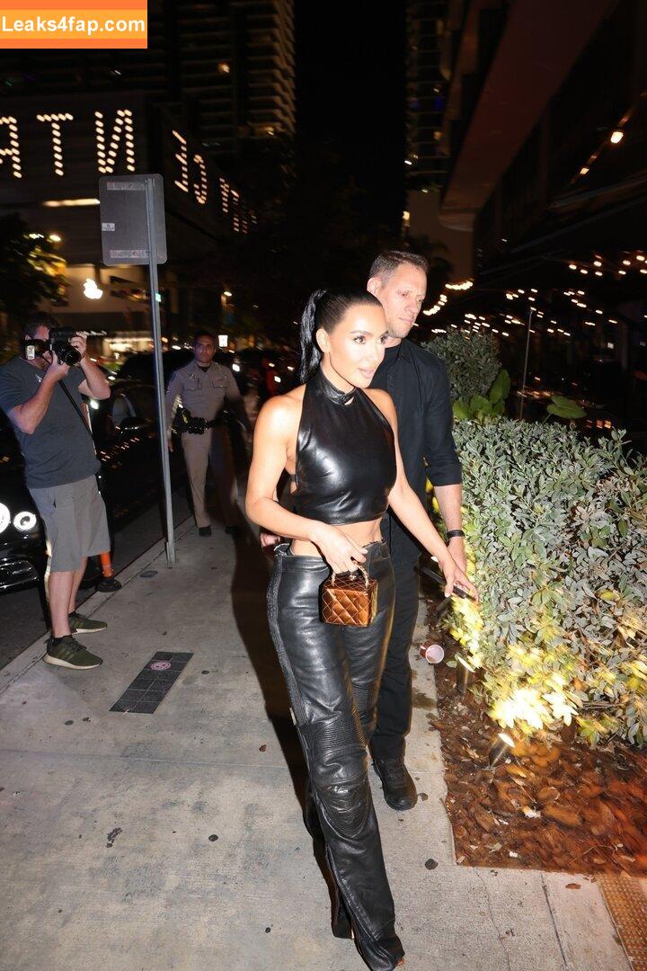 Kim Kardashian / https: / kimkadarshian / kimkardashian leaked photo photo #0827