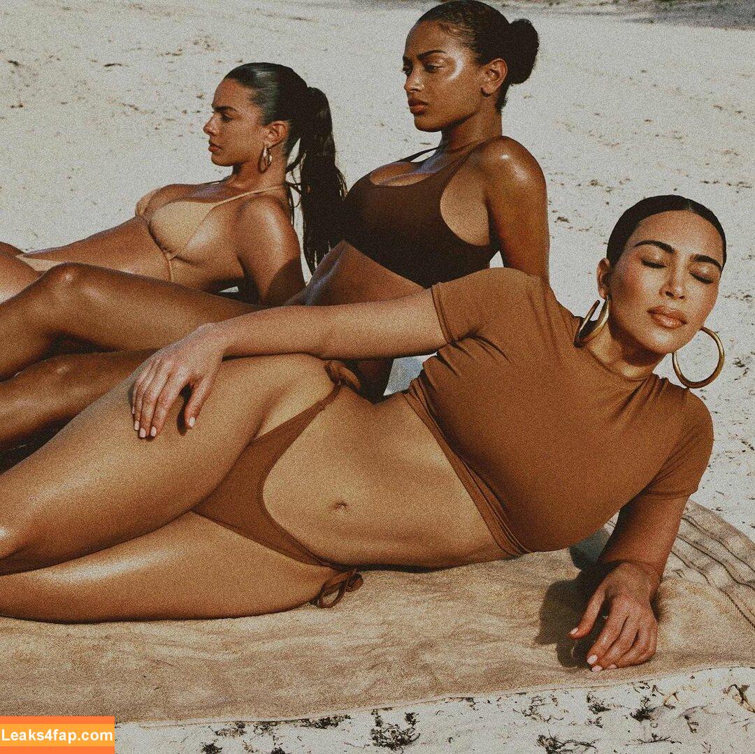 Kim Kardashian / https: / kimkadarshian / kimkardashian leaked photo photo #0846