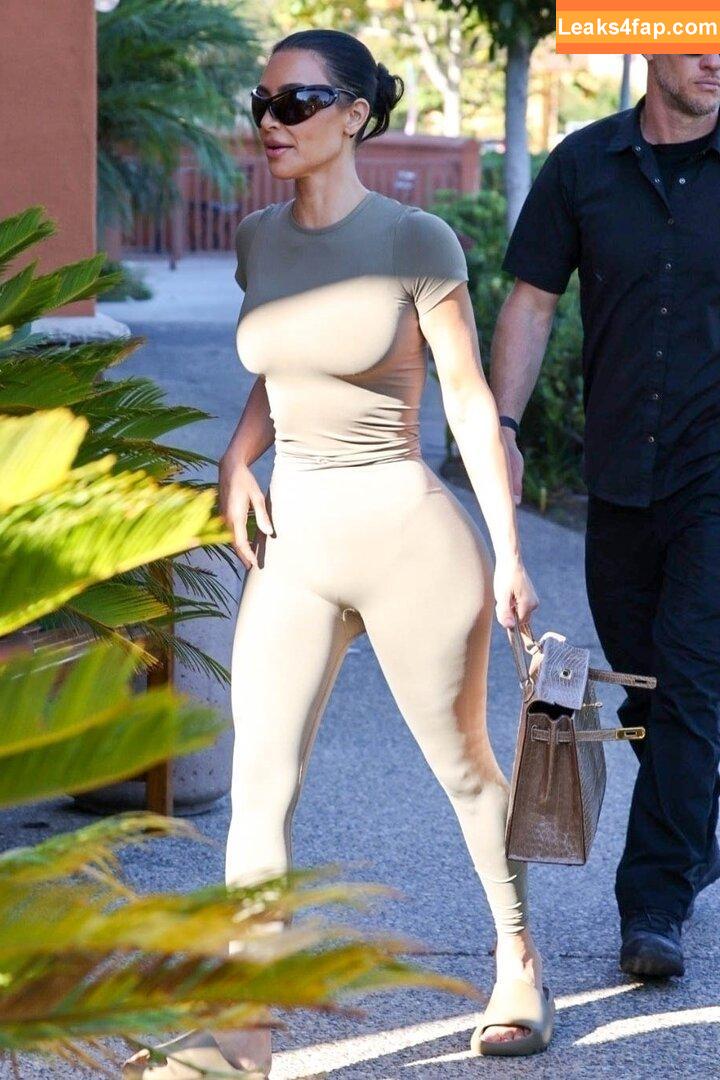 Kim Kardashian / https: / kimkadarshian / kimkardashian leaked photo photo #0870