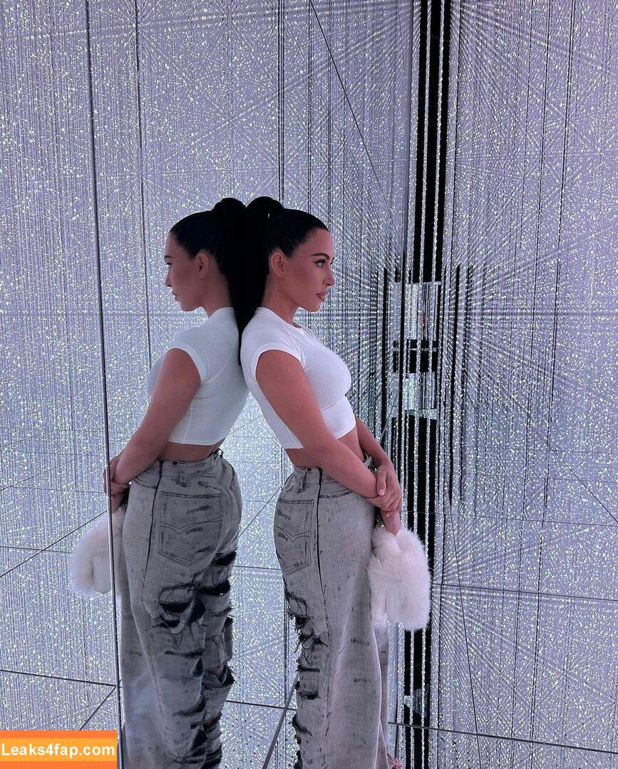 Kim Kardashian / https: / kimkadarshian / kimkardashian leaked photo photo #0877