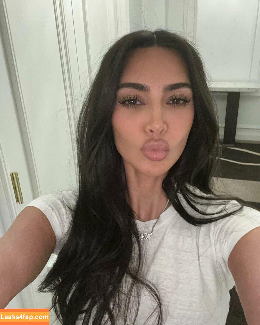 Kim Kardashian / https: / kimkadarshian / kimkardashian leaked photo photo #0892