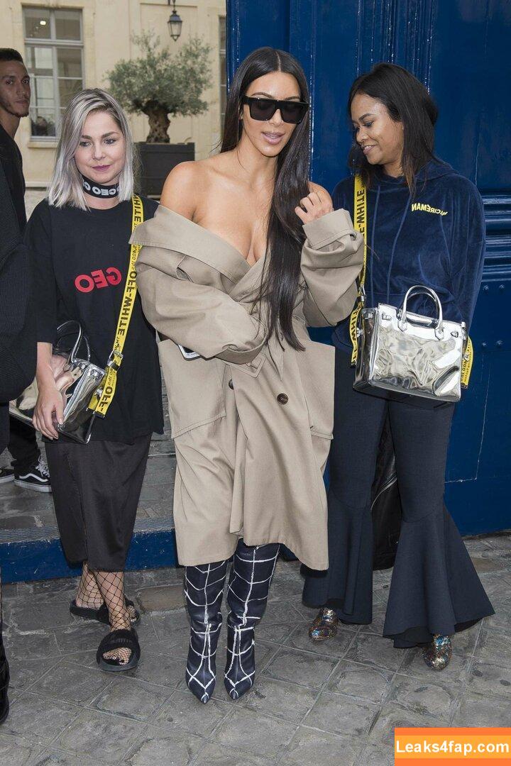 Kim Kardashian / https: / kimkadarshian / kimkardashian leaked photo photo #0924