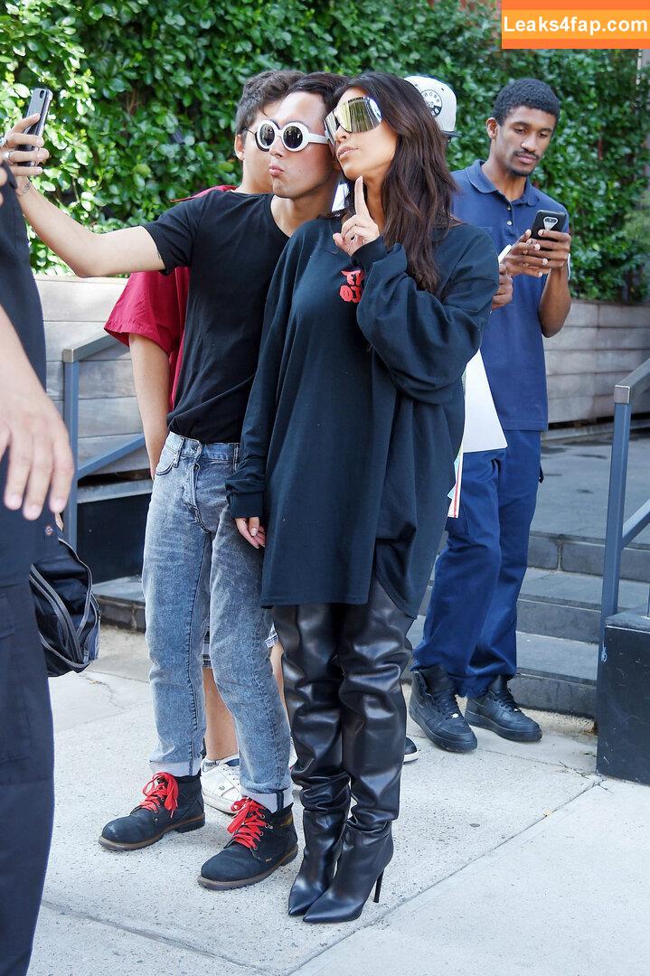 Kim Kardashian / https: / kimkadarshian / kimkardashian leaked photo photo #0927