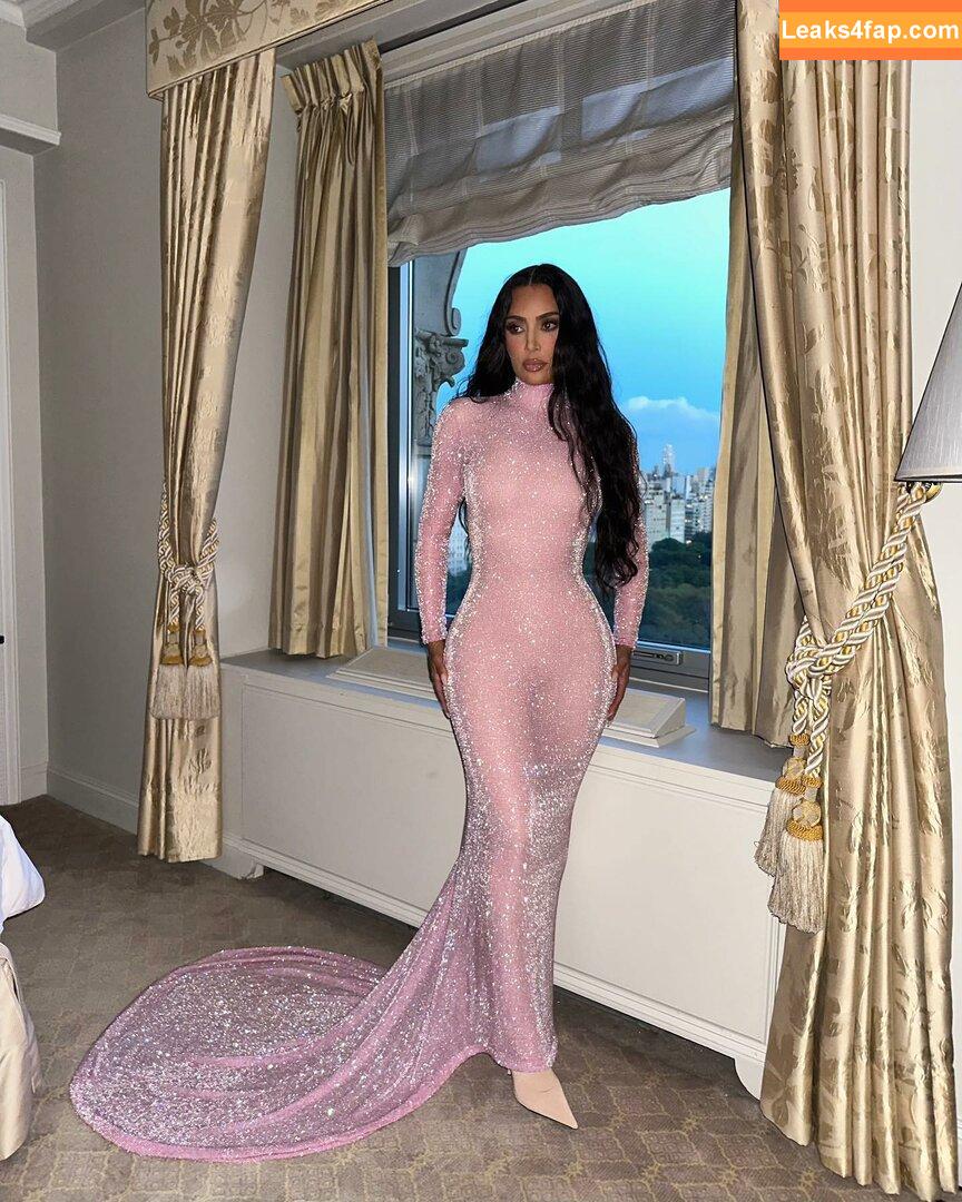 Kim Kardashian / https: / kimkadarshian / kimkardashian leaked photo photo #0939