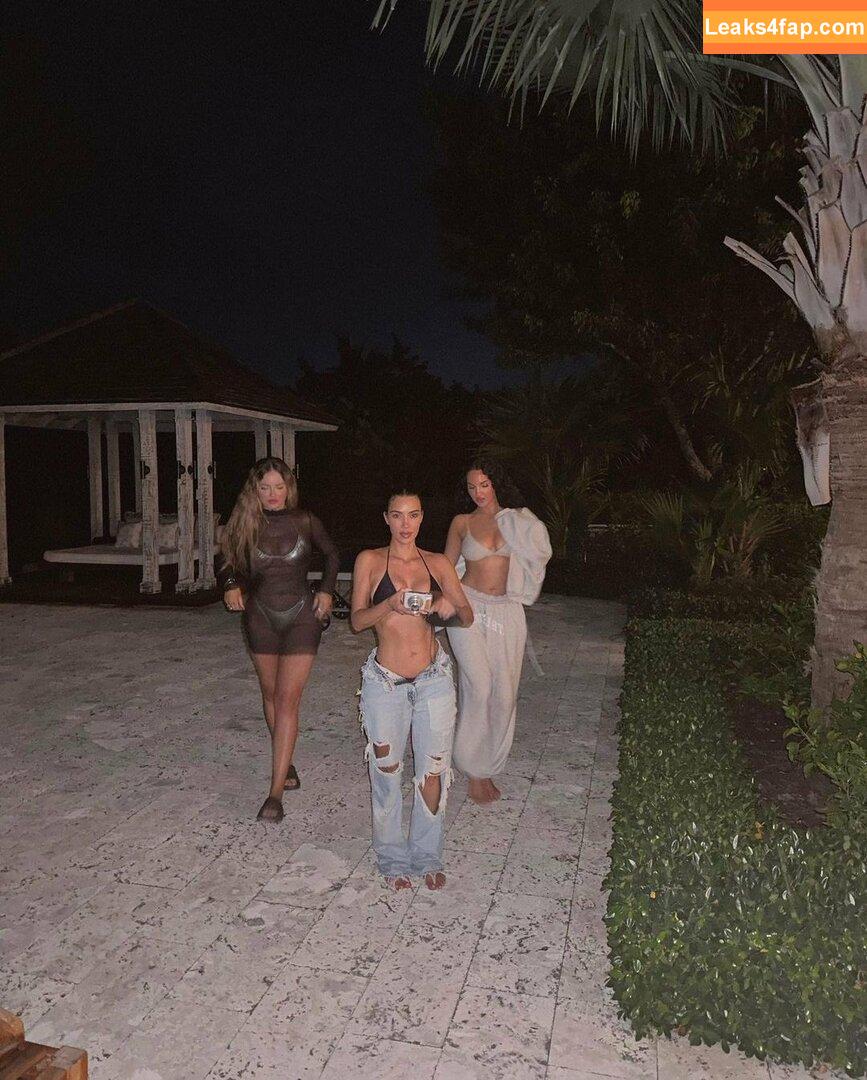 Kim Kardashian / https: / kimkadarshian / kimkardashian leaked photo photo #0945