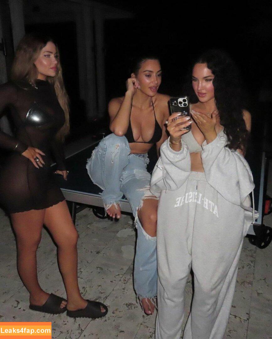 Kim Kardashian / https: / kimkadarshian / kimkardashian leaked photo photo #0948