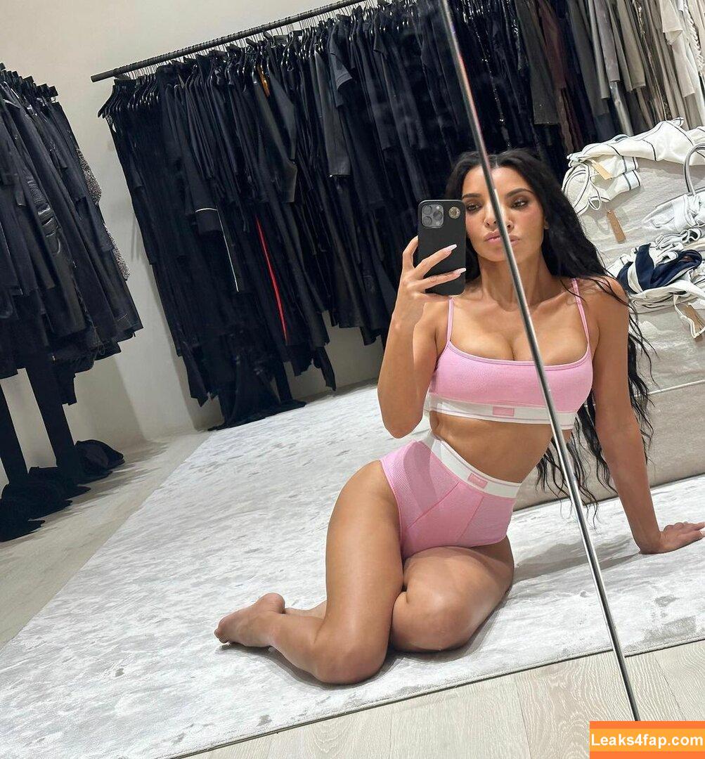 Kim Kardashian / https: / kimkadarshian / kimkardashian leaked photo photo #0950