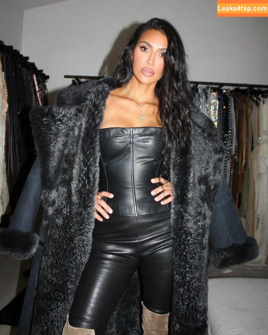 Kim Kardashian / https: / kimkadarshian / kimkardashian leaked photo photo #0965