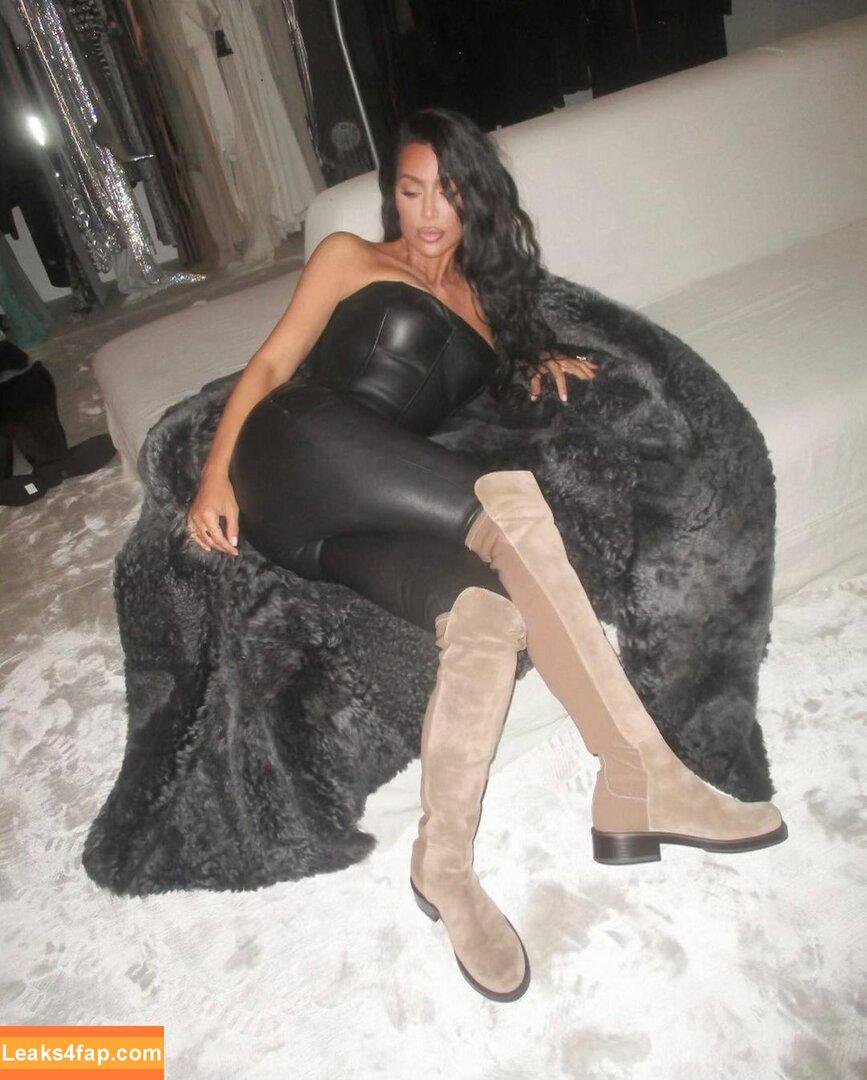 Kim Kardashian / https: / kimkadarshian / kimkardashian leaked photo photo #0966