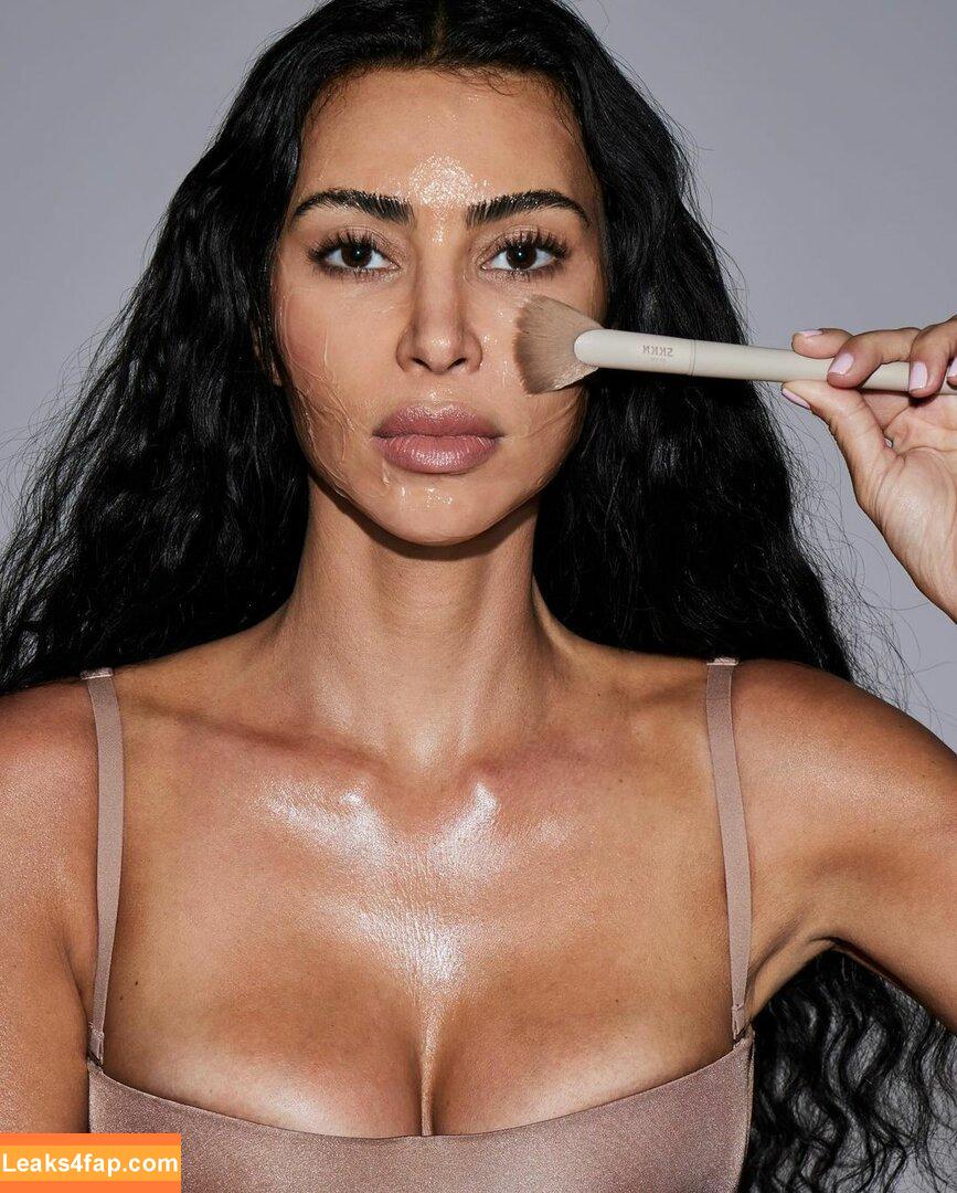 Kim Kardashian / https: / kimkadarshian / kimkardashian leaked photo photo #0967