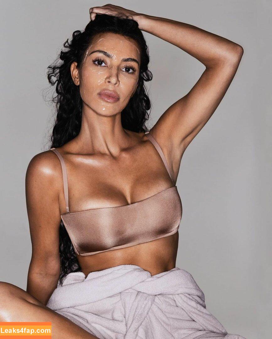 Kim Kardashian / https: / kimkadarshian / kimkardashian leaked photo photo #0969