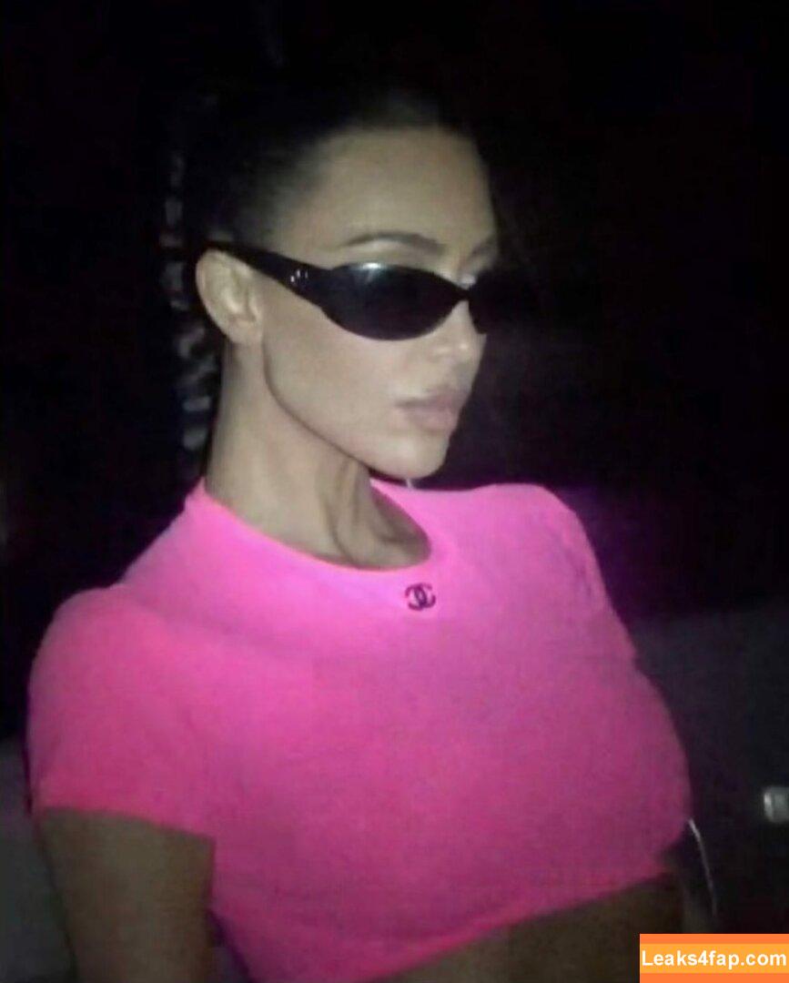 Kim Kardashian / https: / kimkadarshian / kimkardashian leaked photo photo #0981