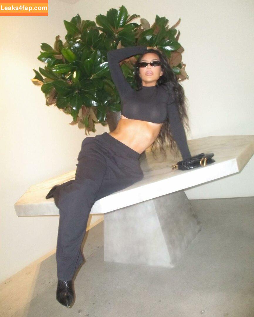 Kim Kardashian / https: / kimkadarshian / kimkardashian leaked photo photo #0987