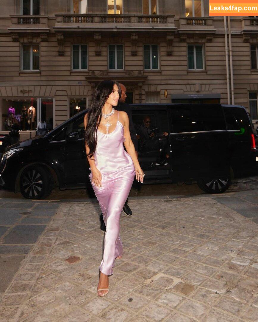 Kim Kardashian / https: / kimkadarshian / kimkardashian leaked photo photo #0994