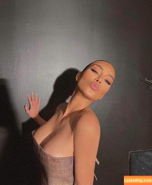 Kim Kardashian photo #0011