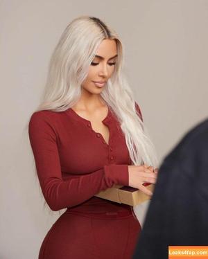 Kim Kardashian photo #0295