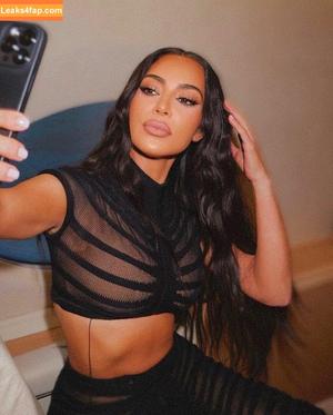 Kim Kardashian photo #0677