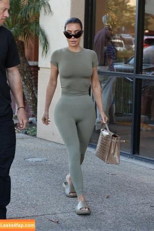 Kim Kardashian photo #0865