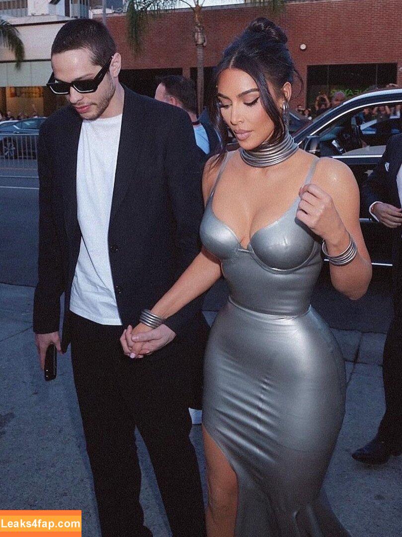 Kim Kardashian / https: / kimkadarshian / kimkardashian leaked photo photo #1065