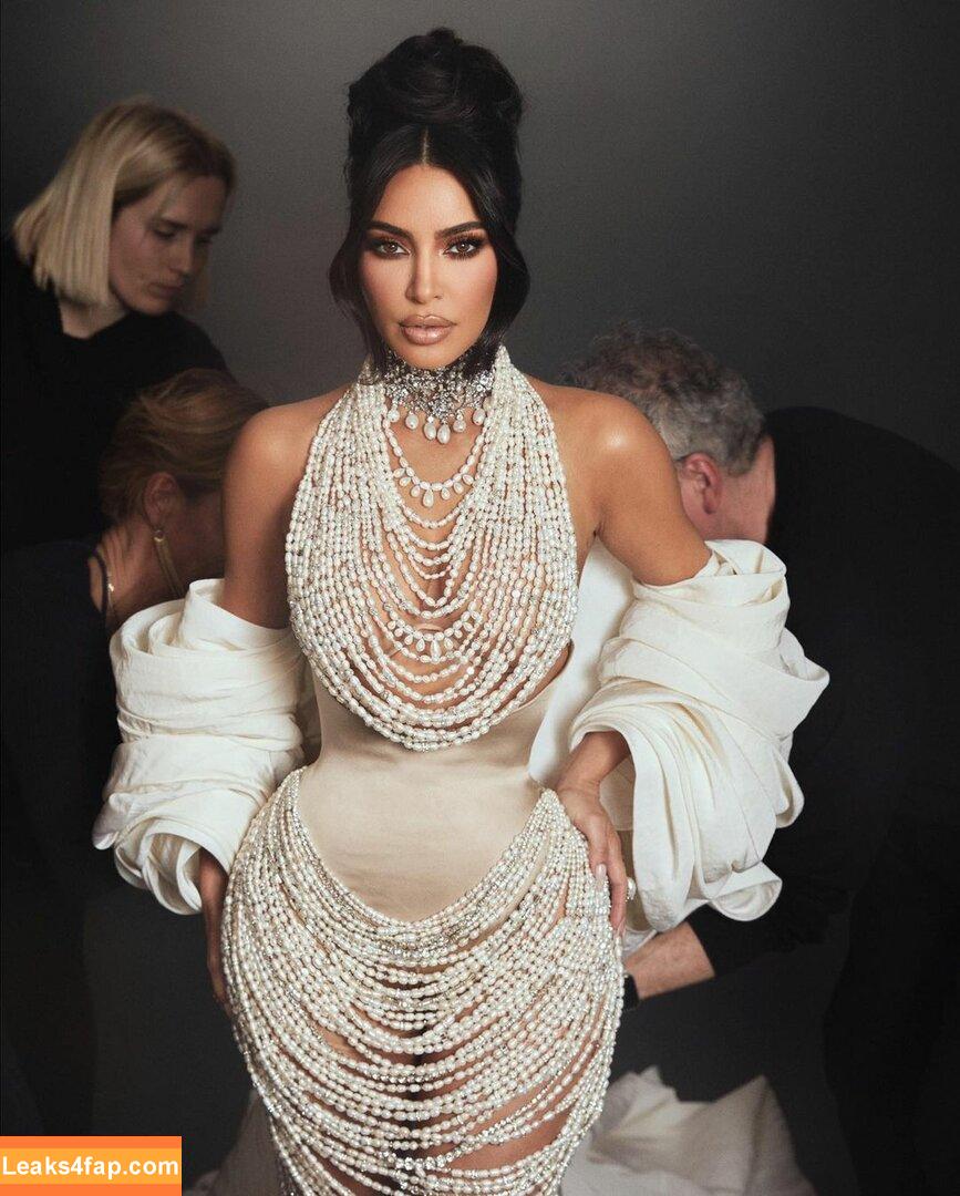 Kim Kardashian / https: / kimkadarshian / kimkardashian leaked photo photo #1074