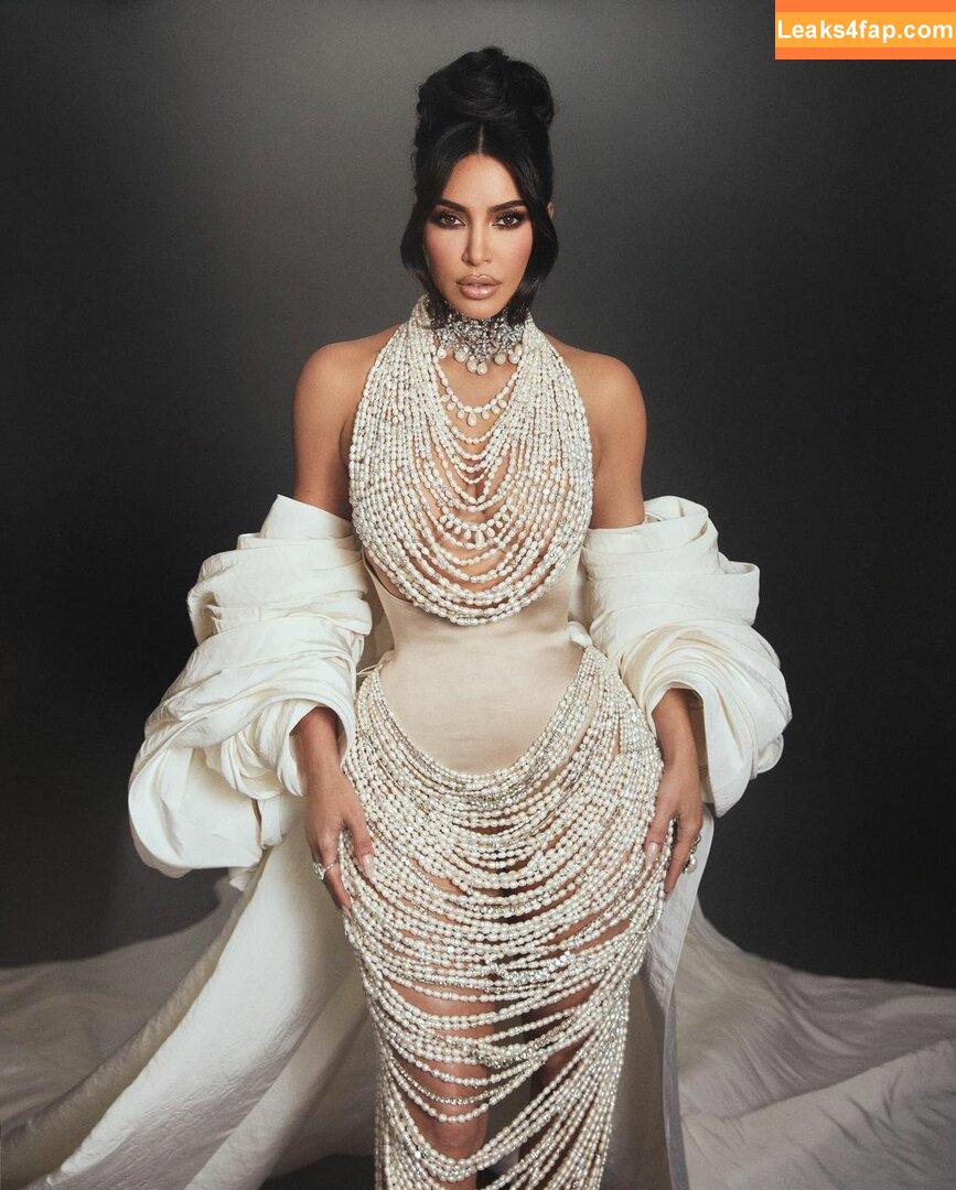 Kim Kardashian / https: / kimkadarshian / kimkardashian leaked photo photo #1076
