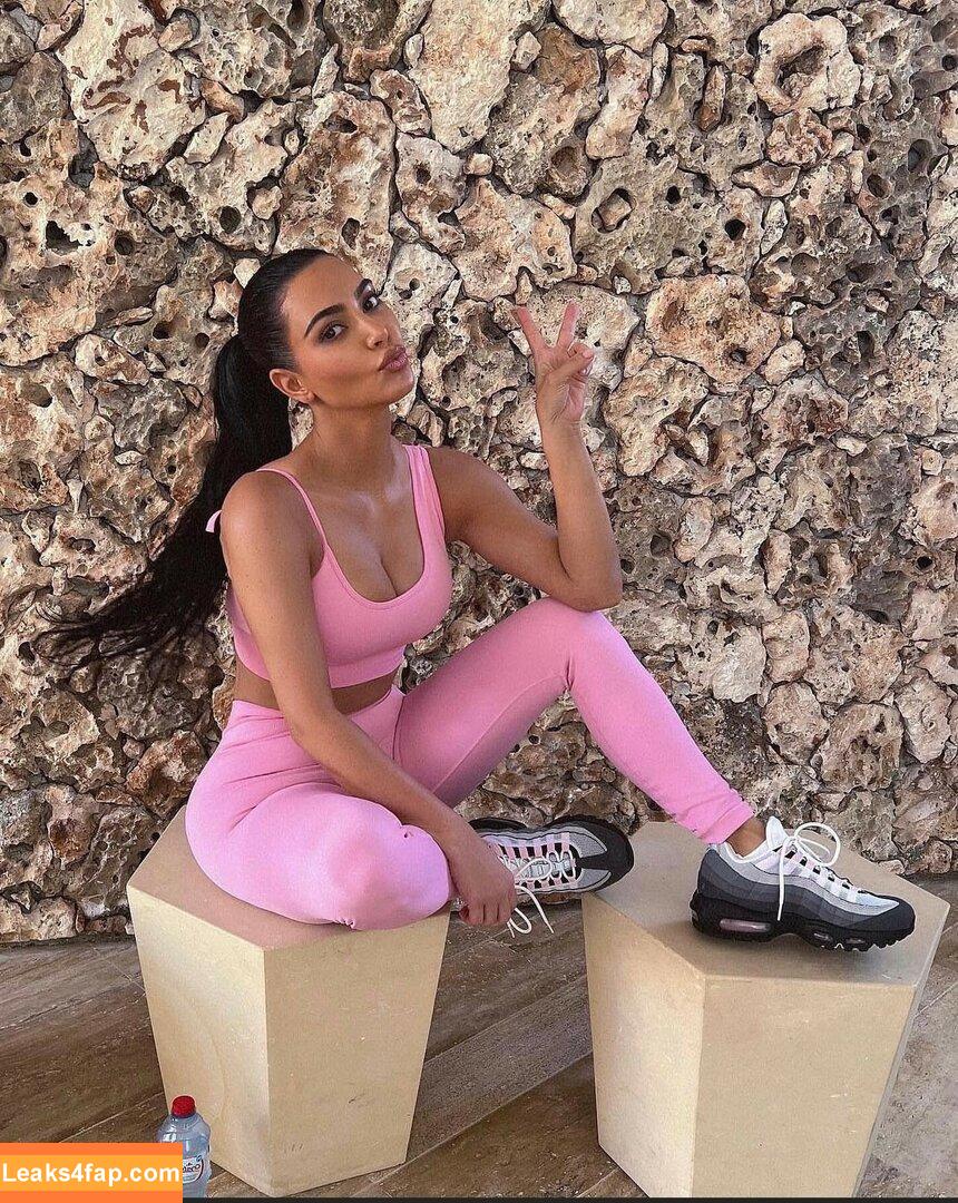 Kim Kardashian / https: / kimkadarshian / kimkardashian leaked photo photo #1088
