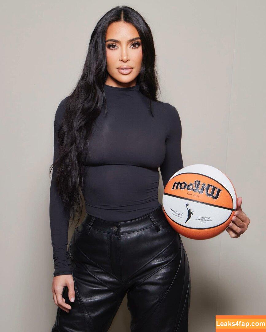 Kim Kardashian / https: / kimkadarshian / kimkardashian leaked photo photo #1104