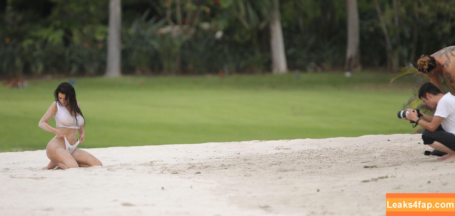 Kim Kardashian / https: / kimkadarshian / kimkardashian leaked photo photo #1300