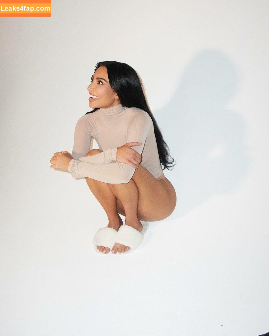 Kim Kardashian / https: / kimkadarshian / kimkardashian leaked photo photo #1375