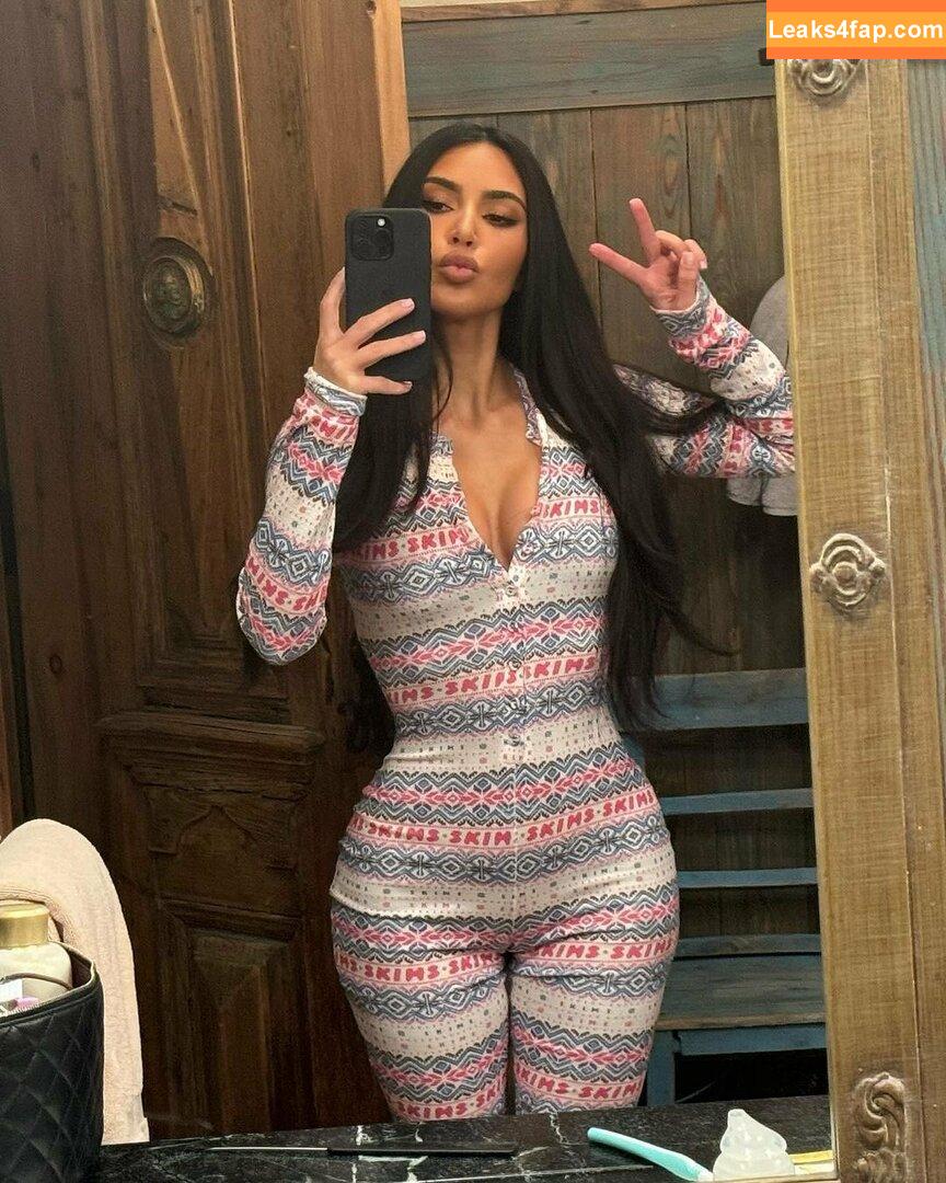 Kim Kardashian / https: / kimkadarshian / kimkardashian leaked photo photo #1381