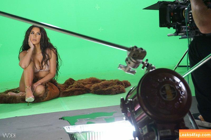Kim Kardashian / https: / kimkadarshian / kimkardashian leaked photo photo #1705