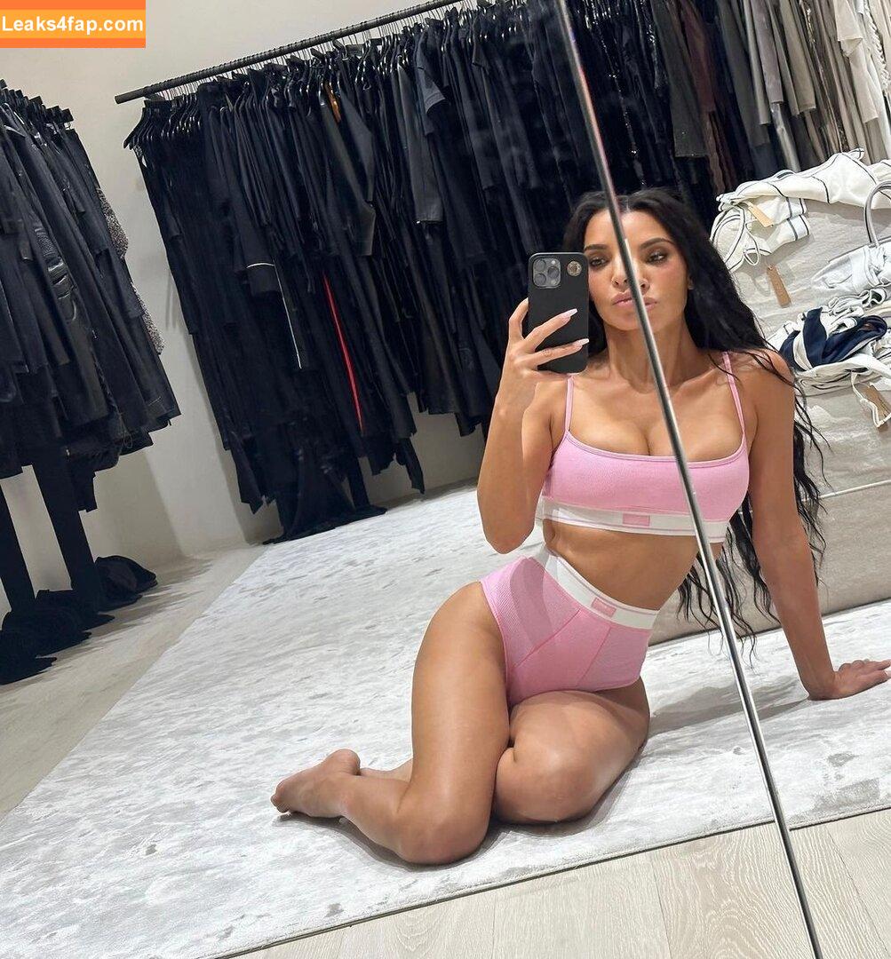 Kim Kardashian / https: / kimkadarshian / kimkardashian leaked photo photo #1929