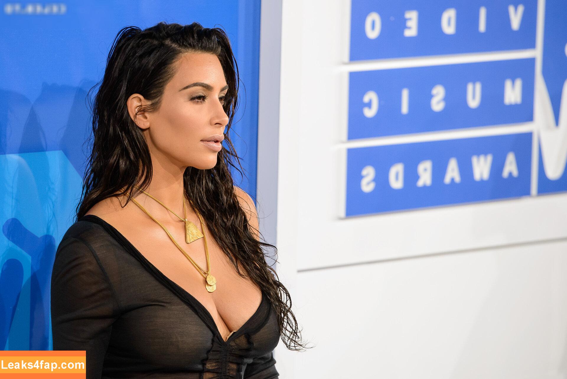 Kim Kardashian / https: / kimkadarshian / kimkardashian leaked photo photo #1959