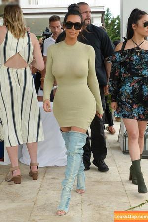 Kim Kardashian photo #1947